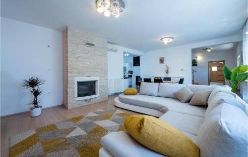 Susnjevica Casa | Lovely Home In Susnjevica With Kitchen