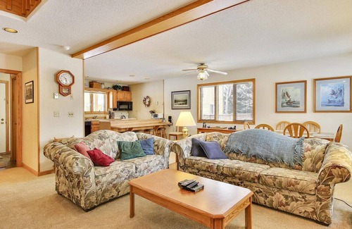 Davis Condominio | Lovely home in the center of Canaan Valley offers unlimited outside activity!