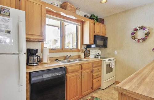 Davis Condominio | Lovely home in the center of Canaan Valley offers unlimited outside activity!