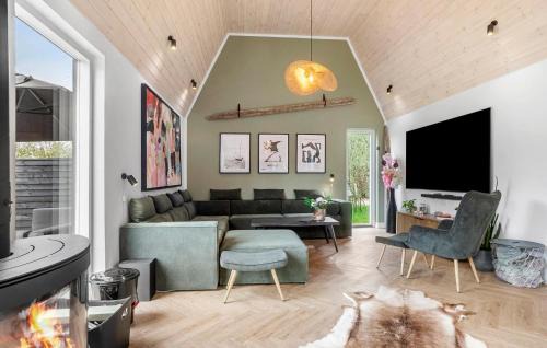 Vaeggerlose Casa | Lovely Home In Væggerløse With Sauna