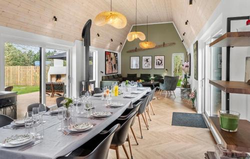 Vaeggerlose Casa | Lovely Home In Væggerløse With Sauna