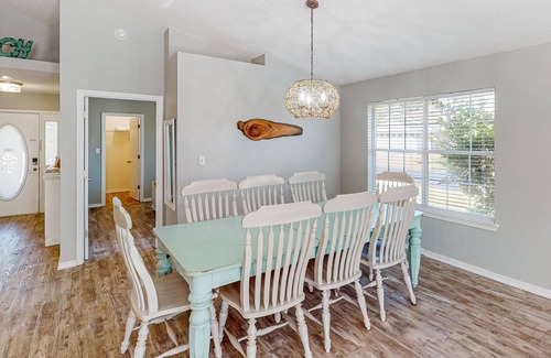 Seaspray Casa | Lovely home near the beach with pool, bikes, central AC, & washer/dryer