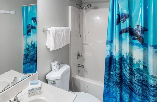 Seaspray Casa | Lovely home near the beach with pool, bikes, central AC, & washer/dryer