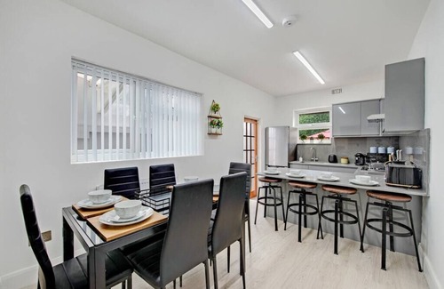 Tottenham Hale Casa | Lovely Home - Park Views and Ideal Transport Links