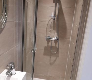 Earley Cama Y Desayuno | Lovely Home with full en-suite double bed rooms