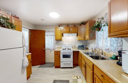 Berlin Casa | Lovely home with patio, full kitchen, & washer/dryer