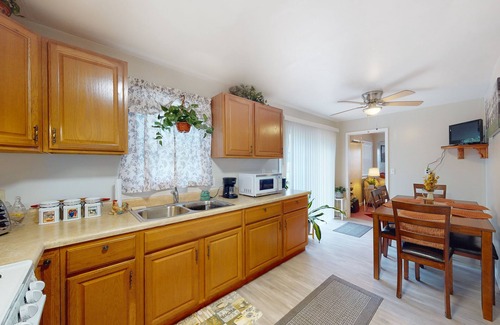 Berlin Casa | Lovely home with patio, full kitchen, & washer/dryer
