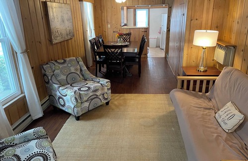 Lakeside Cabaña | Lovely in-town Lakeside cottage with WiFi, 3 bedrooms for a relaxing getaway