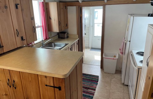 Lakeside Cabaña | Lovely in-town Lakeside cottage with WiFi, 3 bedrooms for a relaxing getaway