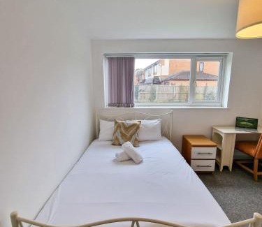 Kirkby Apartamento | Lovely Kirkby Flat by City SuperHost