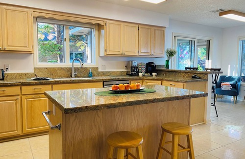Hot Springs Village Casa | Lovely Lake Balboa house with a front-row-seat for the lake!