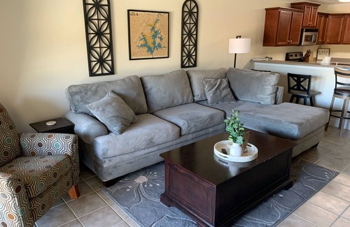 Alexander City Condominio | Lovely Lake Condo with BOAT SLIP and Pool