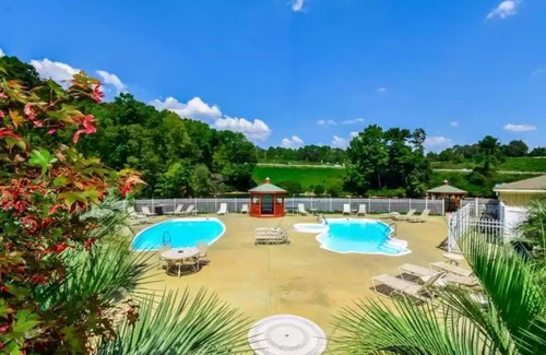 Alexander City Condominio | Lovely Lake Condo with BOAT SLIP and Pool