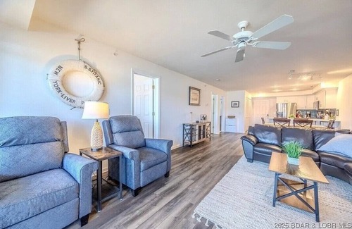 Camdenton Condominio | Lovely Lake Front and Updated 2 Bedroom Condo with Boat Slip!