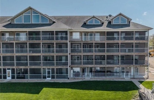 Camdenton Condominio | Lovely Lake Front and Updated 2 Bedroom Condo with Boat Slip!