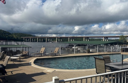 Camdenton Condominio | Lovely Lake Front and Updated 2 Bedroom Condo with Boat Slip!