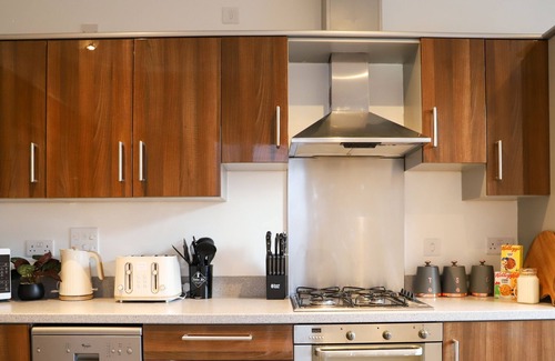 Thorpe Satchville Casa | Lovely Leicester Home with Balcony - 5 bedroom 5 bathrooms
