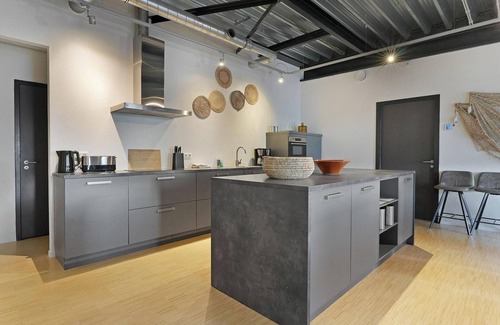 Stellendam Casa | Lovely loft on the first floor on the land side with a spacious open living room and kitchen.