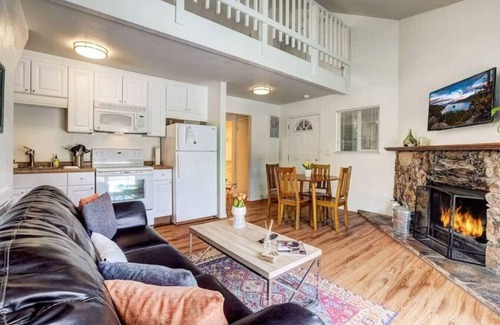 Tahoe Village Apartamento | Lovely Loft w/ Views | Walk to Heavenly | Sleeps 4