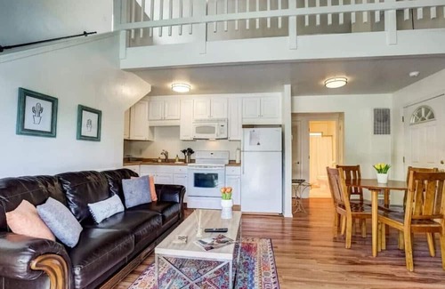 Tahoe Village Apartamento | Lovely Loft w/ Views | Walk to Heavenly | Sleeps 4