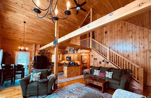 Campton Casa | Lovely log cabin with hot tub!