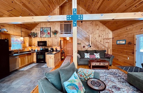 Campton Casa | Lovely log cabin with hot tub!