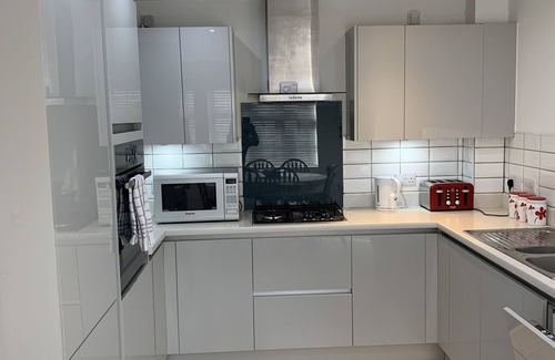 Sidcot Casa | Lovely modern house in area of outstanding natural beauty. 16mins from airport.
