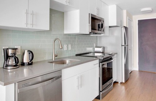 Mount Vernon Triangle Apartamento | Lovely Mt Vernon Studio w/ Pool, W/D & Gym, near Metro, by Blueground