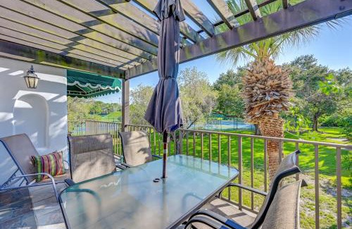 Central Naples Apartamento | Lovely Naples Vacation Rental with Shared Pools!