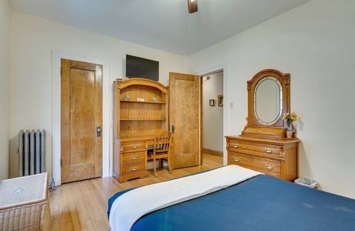 Rogers Park Apartamento | Lovely Near Loyola - Enjoy the Wonderful Outdoor Space and Sun Room - Room for the Whole Crew by AllSet Turnover