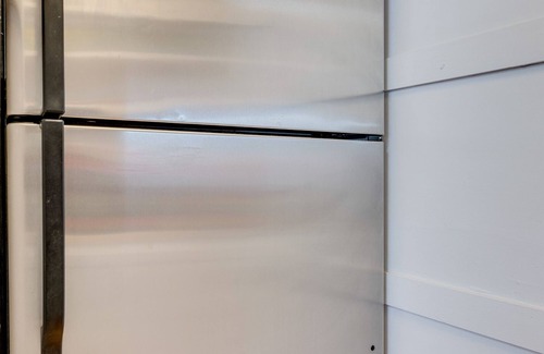 Rogers Park Apartamento | Lovely Near Loyola - Enjoy the Wonderful Outdoor Space and Sun Room - Room for the Whole Crew by AllSet Turnover