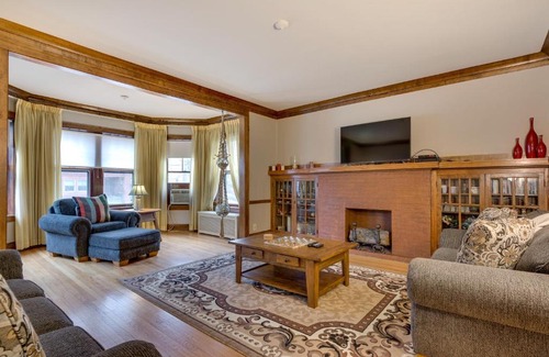 Rogers Park Apartamento | Lovely Near Loyola - Enjoy the Wonderful Outdoor Space and Sun Room - Room for the Whole Crew apts