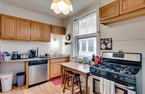 Rogers Park Apartamento | Lovely Near Loyola - Enjoy the Wonderful Outdoor Space and Sun Room - Room for the Whole Crew apts