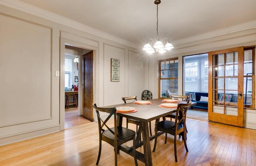 Rogers Park Apartamento | Lovely Near Loyola - Enjoy the Wonderful Outdoor Space and Sun Room - Room for the Whole Crew apts