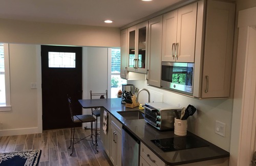 Wilmington Apartamento | Precioso apartamento nuevo con entrada privada, patio, parrilla de gas y fogata.