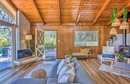 Yosemite Forks Casa | Lovely Oakhurst Cabin with Deck and Mtn Views!