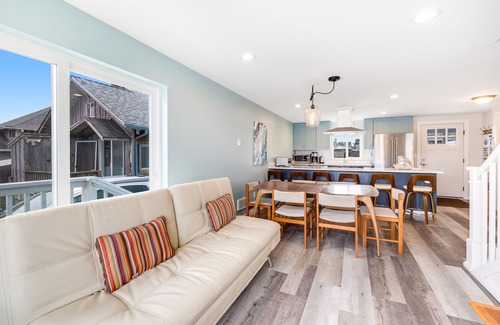 Newport Cabaña | Lovely ocean-view cottage next to Nye Beach access - EV charger on-site