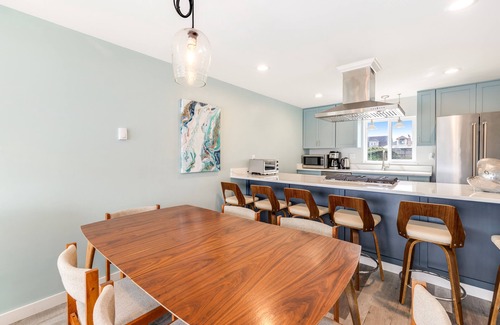 Newport Cabaña | Lovely ocean-view cottage next to Nye Beach access - EV charger on-site