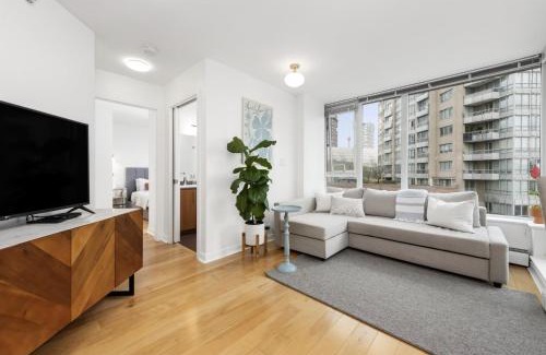 Crosstown Apartamento | Lovely One-Bedroom Apartment with Pool, Hot Tub, and Gym in the Heart of Downtown, skytrain 3min away