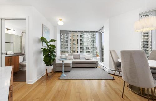 Crosstown Apartamento | Lovely One-Bedroom Apartment with Pool, Hot Tub, and Gym in the Heart of Downtown, skytrain 3min away
