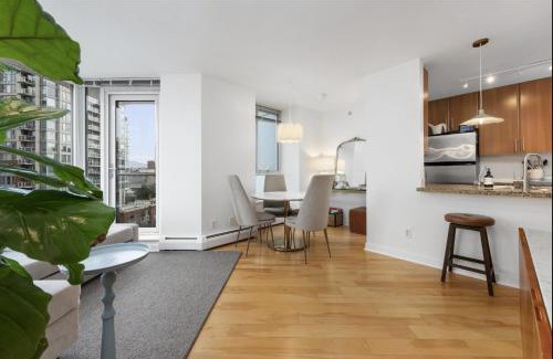 Crosstown Apartamento | Lovely One-Bedroom Apartment with Pool, Hot Tub, and Gym in the Heart of Downtown, skytrain 3min away