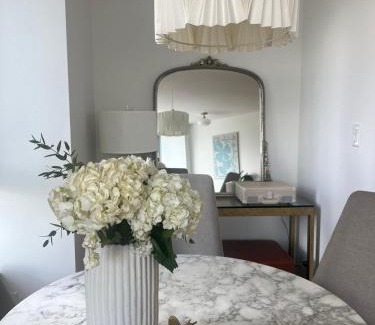 Crosstown Apartamento | Lovely One-Bedroom Apartment with Pool, Hot Tub, and Gym in the Heart of Downtown, skytrain 3min away