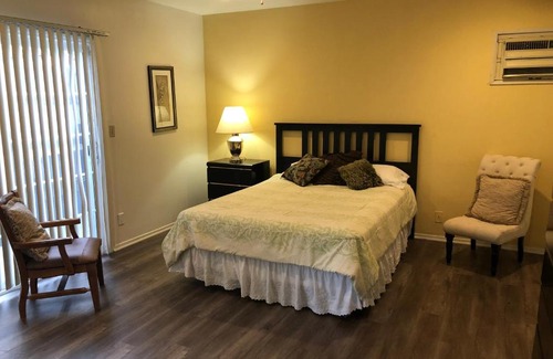 Van Nuys Casa | Lovely One Bedroom with a Pool