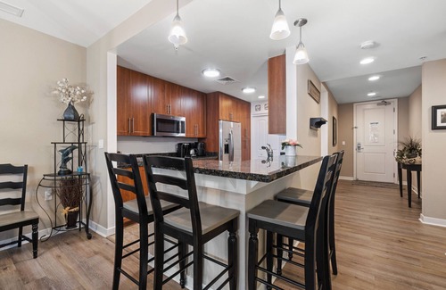 Sandbridge Condominio | Lovely Poolside Condo in an Oceanfront Building!
