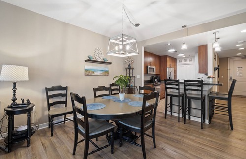 Sandbridge Condominio | Lovely Poolside Condo in an Oceanfront Building!