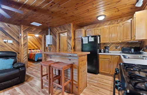 Rogers Cabina | Lovely, Quaint, Hot Tub Cabin, fiber optic Wi-Fi, on pond with fabulous view!
