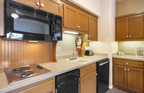 Branson West Condominio | Lovely Queen Suite with Kitchenette - Golf Resort Amenities