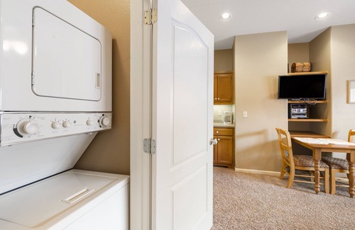 Branson West Condominio | Lovely Queen Suite with Kitchenette - Golf Resort Amenities