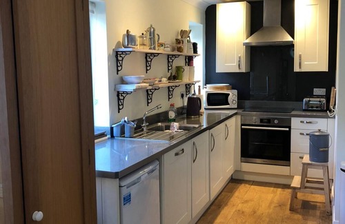 Chedworth Cabaña | Lovely quirky cotswold cottage (Old Telephone Exchange)