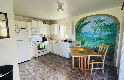 Kehena Casa | Lovely relaxing home with ocean view and beautiful painted murals